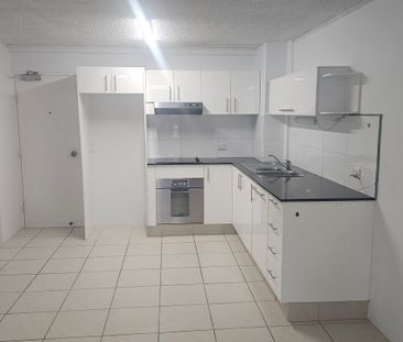 Southport Broadwater renovated unfurnished one bedroom unit! - Photo 3