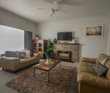 COSY 3 BEDROOM HOME IN GREAT LOCATION - Photo 2