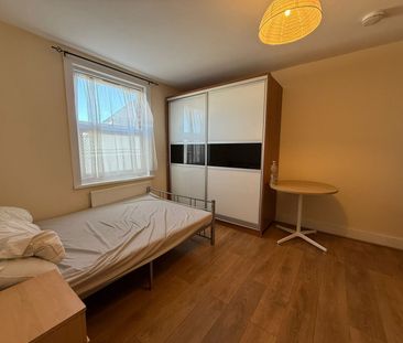 Studio flat with separate kitchen - £1150 pcm inclusive bills - Photo 5