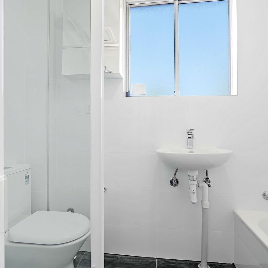 2 bedroom Unit with Lock up garage - Photo 1