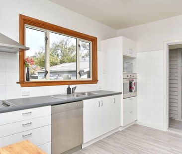 HILLSBOROUGH - 3 BEDROOM TIDY HOUSE, PET NEGOTIABLE - Photo 2