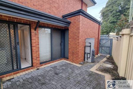 MODERN TOWNHOUSE ONLY 3KMS FROM PERTH CBD - Photo 4