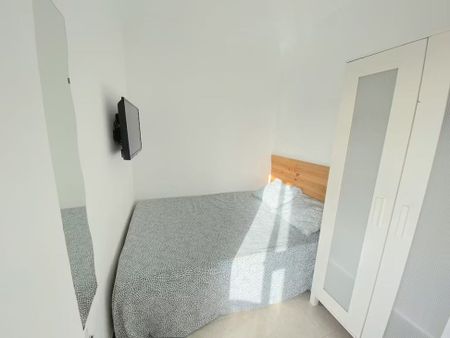 Calle el Pedroso, Sevilla, Andalusia 41008 - Photo 4