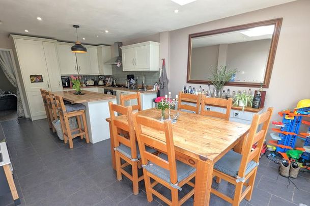Kings Road, Woking - 3 bedrooms Property for lettings - Seymours - Photo 1