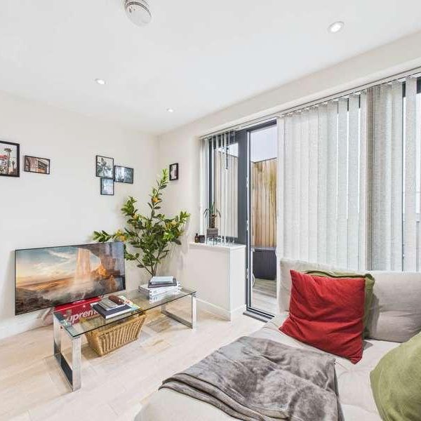 Horsham Gates Two, Horsham, RH13 - Photo 1