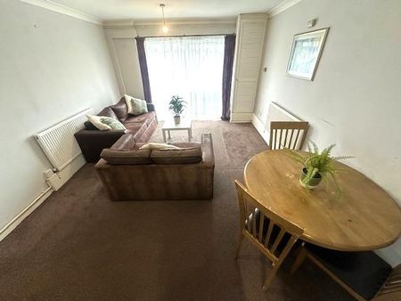 3 bedroom flat to rent - Photo 2