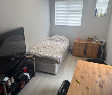 Room in a Shared House, Doggett Road, SE6 - Photo 2