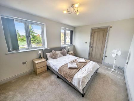 4 bedroom semi-detached house to rent - Photo 5