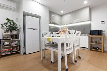 Modern One-Bedroom Apartment in the Heart of Carnegie - Photo 2