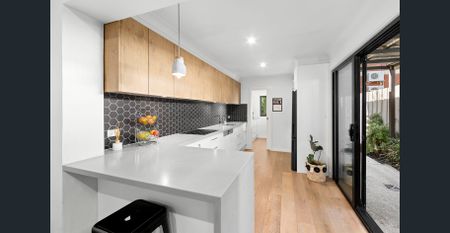 Renovated period charm! - Photo 4