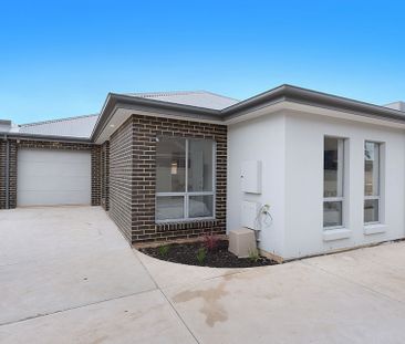 Immaculate 2 Bedroom Home in Superb Location! - Photo 2