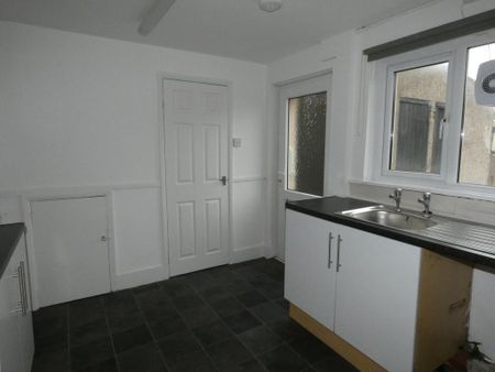 3 bedroom end of terrace house to rent - Photo 3