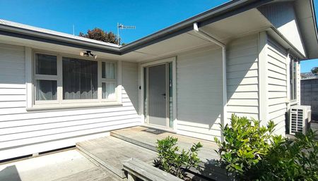 Relaxing modern home in West End - Photo 3