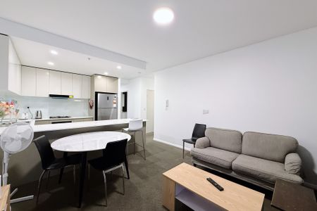 Fully furnished three bedrooms & Upstairs of Woolworths & Super convenient in prime location - Photo 2