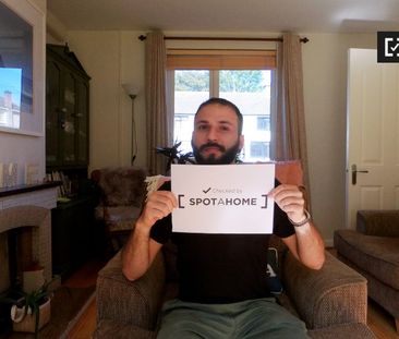 Room for rent in 2-bedroom house in Ballygall, Dublin - Photo 3