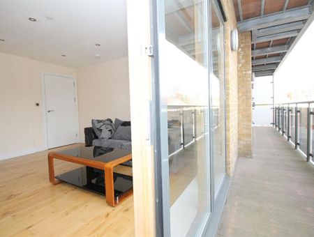 8 Shirley Street, Canning Town, E16 - Photo 2