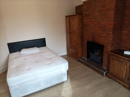 Room in a Shared House, Basingstoke Road, RG2 - Photo 5