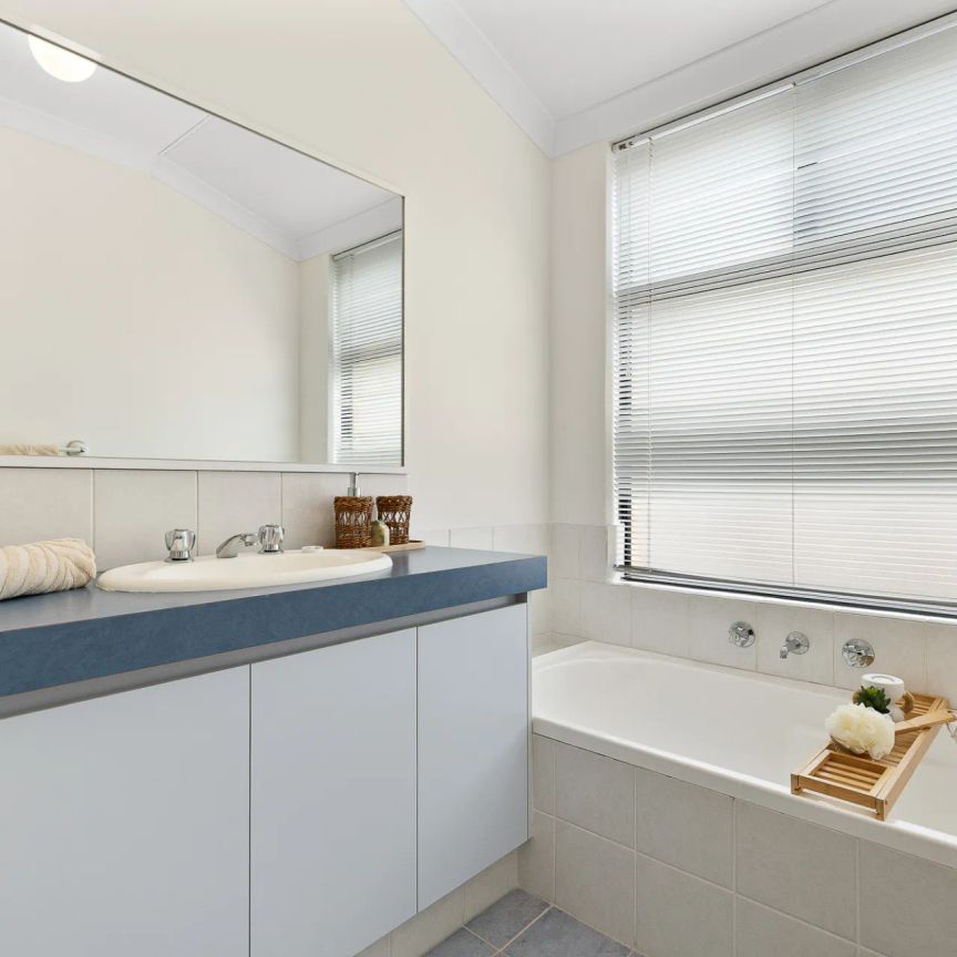 Huge family home with room for everyone. - Photo 1