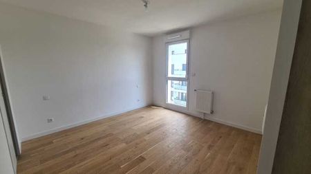 Location Appartement 4 pièces 152m² ST JEAN DE LA RUELLE 45140 - Photo 2