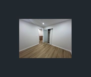 Ultra-Modern 5 Bedroom Home - Photo 5