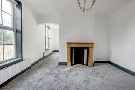 5 bedroom semi-detached house to rent - Photo 2