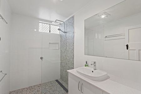 Beautifully Renovated 3-Bedroom Home in Sought-After Newtown - Photo 5