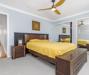 Bright & Airy 3-Bedroom Home – Walk to the Broadwater and Local Ame... - Photo 3