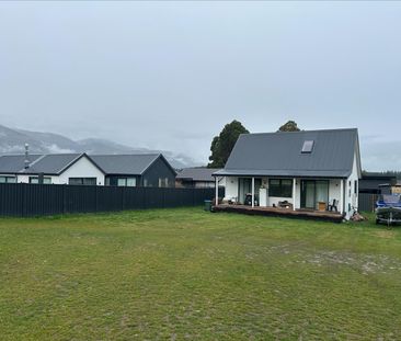 Charming Lake Hāwea Home - Photo 1