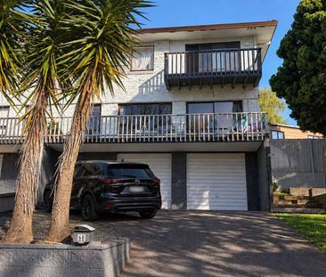 Family Home 3 Bedroom double garage Handy Location - Photo 5