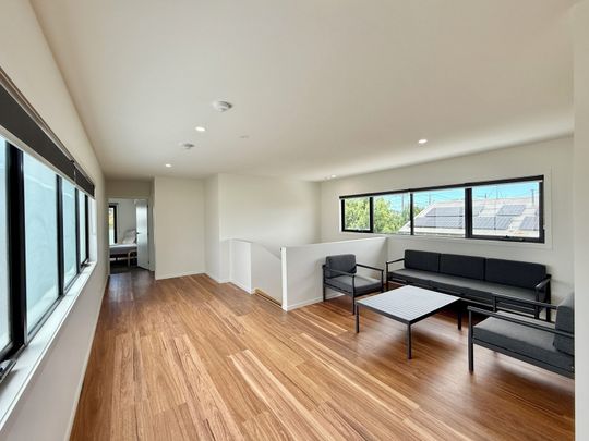 8 x Self Contained Accommodation for Young or Corporate Professionals - Photo 1