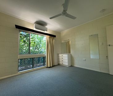 CHARMING UNIT IN GREAT LOCATION!! - Photo 2