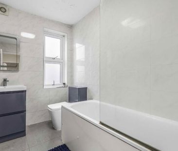 Room in a Shared House, Boscombe Road, SW19 - Photo 3