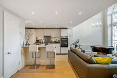 Exceptional Waterfront Apartment with Private Balcony and Home Office. - Photo 2