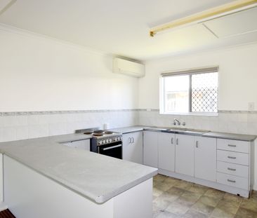 :: BARGAIN ALERT! VERY TIDY TOWNHOUSE - AIR CONDITIONED - Photo 3