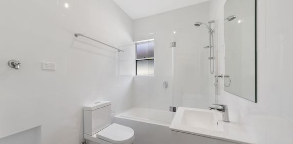 Charming Cottage in Cul-De-Sac - Photo 2