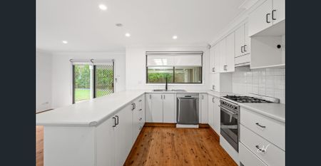 SPACIOUS FAMILY HOME IN A QUIET CHARMHAVEN LOCATION - Photo 4