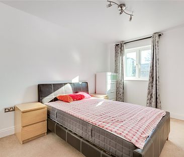 Temeraire Place, Chiswick Park/Acton Green, TW8, London - Photo 6