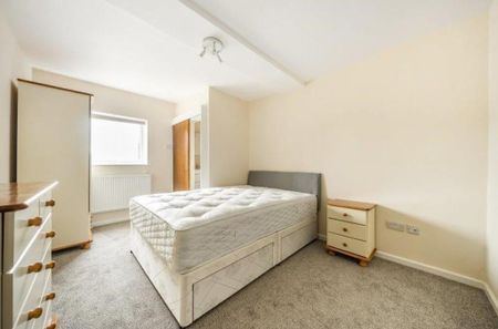 1 bedroom in a house share to rent - Photo 3