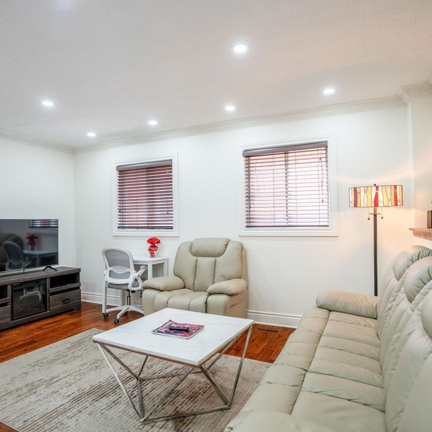 For Lease - 5563 Lockengate Court, Mississauga, Ontario - Photo 1