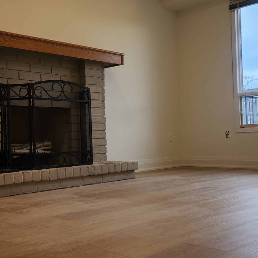 Four bedroom detached Whitby ( No basement) - Photo 1