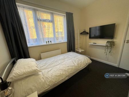 1 bedroom in a house share to rent - Photo 3