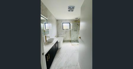 Room available in a share accomodation, a newly built townhouse opposite the station! - Photo 3