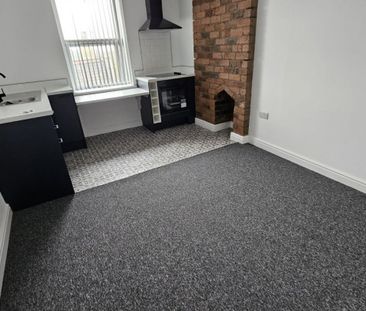 2 bed Flat - To Let - Photo 3