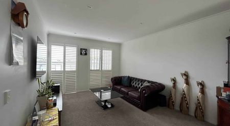 IMMACULATE 3 BEDROOM HOME - Photo 2