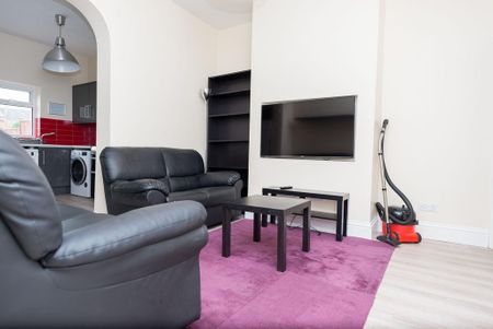 1 bedroom in a house share to rent - Photo 2