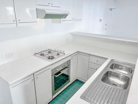 Spacious one-bedroom apartment in heart of Woolloomooloo - Photo 5