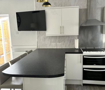 4 bedroom semi-detached house to rent - Photo 3