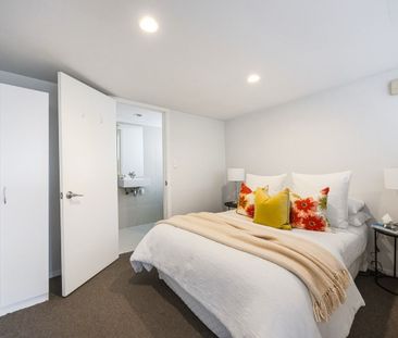 Bright and Modern Oasis! - Photo 4