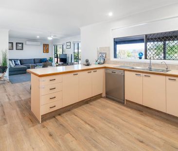 Beautiful Family Home In Hope Island - Photo 4