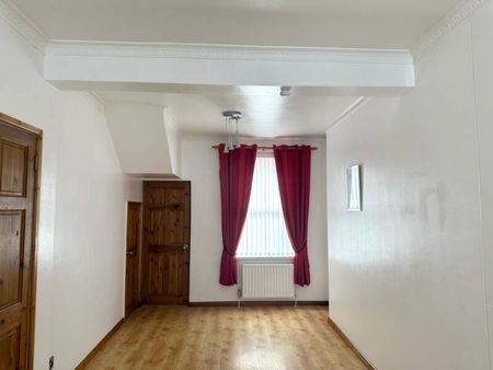 Partly Furnished 2 Bedroom Terrace - Photo 4